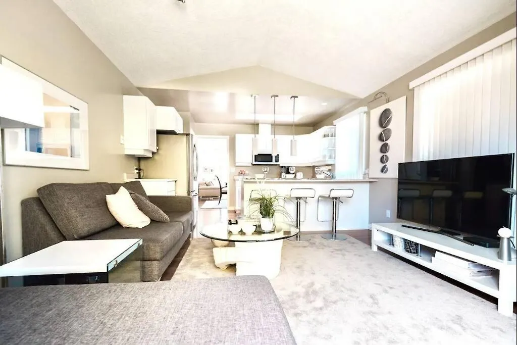 Apartment Monthly Furnished Bright Beautiful 3Bedroom Suite Victoria