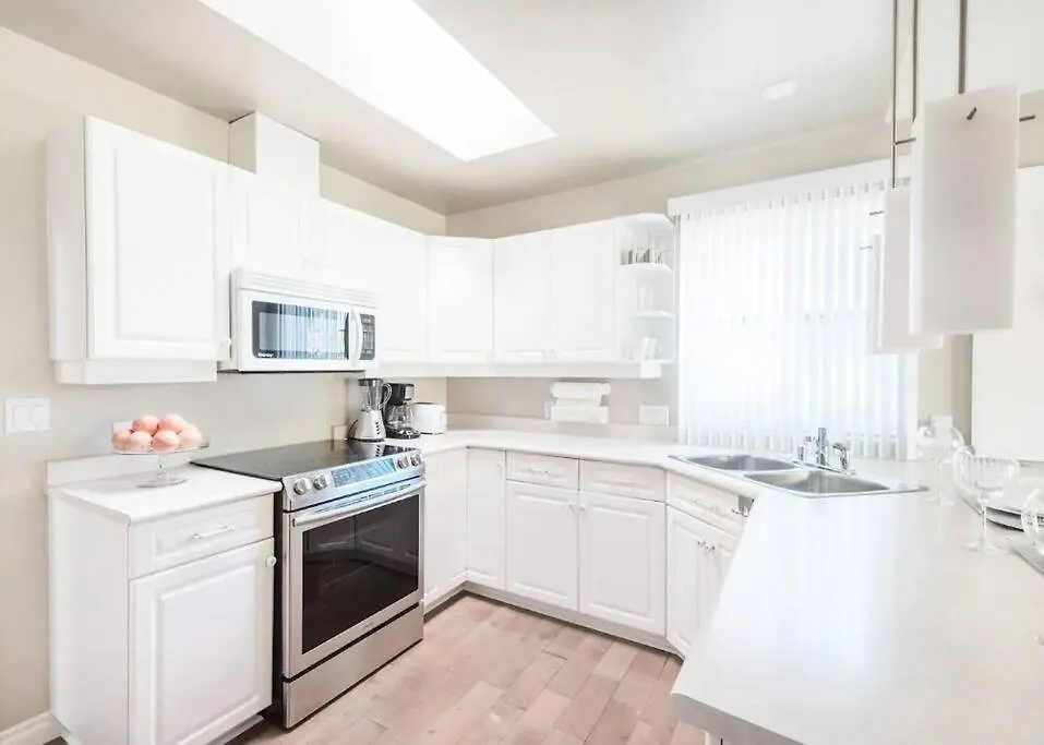 Apartment Monthly Furnished Bright Beautiful 3Bedroom Suite Victoria