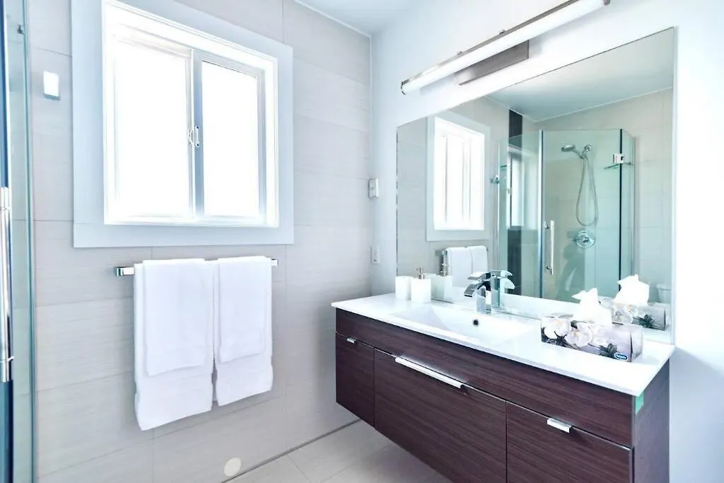 Apartment Monthly Furnished Bright Beautiful 3Bedroom Suite Victoria Canada