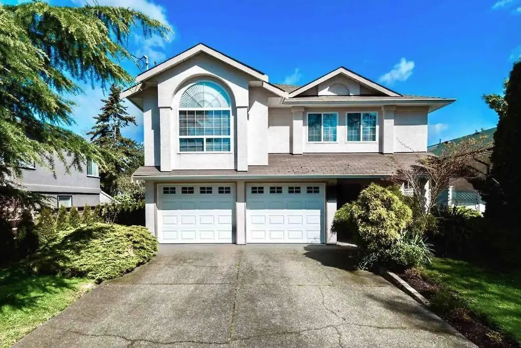 Monthly Furnished Bright Beautiful 3Bedroom Suite Victoria 0*,  Canada